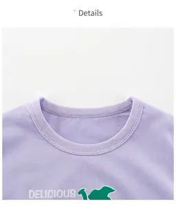Detail des lila Baumwoll-T-Shirts mit Rippbündchen am Ausschnitt und Fruchtaufdruck