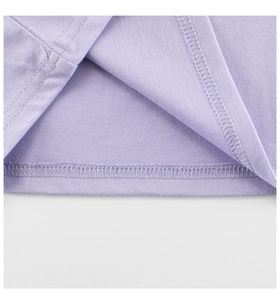 Nahaufnahme der Doppelnadelnaht am Saum eines lavendelfarbenen Kinder-T-Shirts