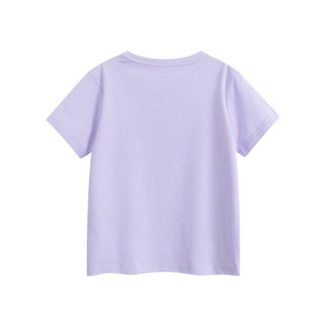 Detailaufnahme des lavendelfarbenen Baumwoll-T-Shirts mit Rundhalsausschnitt und Strick