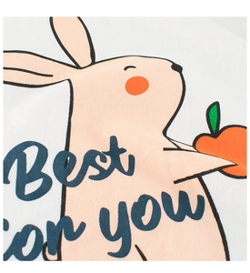 Detail eines weichen weißen Baumwoll-T-Shirts mit rosa Hasen-Print und Best For You Text