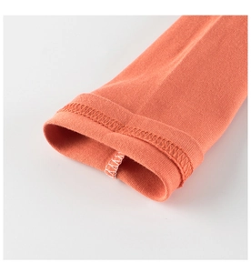 Detailaufnahme der Ärmelbündchen vom orangefarbenen T-Shirt mit weißen Overlock-Nähten