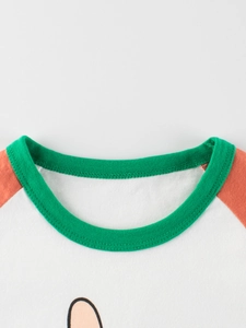 Kinder Baumwoll-T-Shirt mit grünem Rundhalsausschnitt und orangen Raglanärmeln