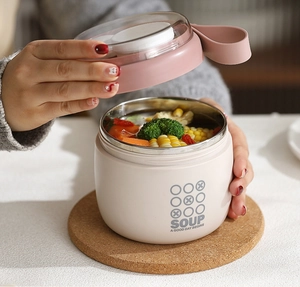 Vista macro del contenitore termico per zuppa in acciaio inox con manico e coperchio
