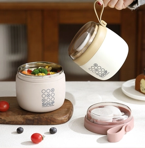 Dettagli di tazze da zuppa isolate in acciaio inossidabile con coperchi e cucchiai