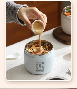 Salsa versata in una tazza da minestra giapponese in acciaio inox 304 per insalata fresca
