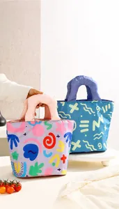 Detail van geïsoleerde lunchtassen met dikke handvatten en levendige geometrische patronen