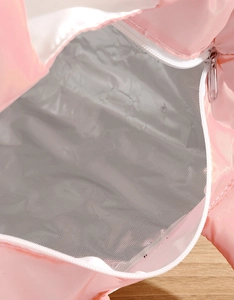 Detailweergave van de roze koeltas met dikke aluminiumfolie voering en witte ritssluiting