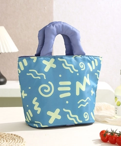 Detail van de geïsoleerde lunchtas met paars gewatteerde handvatten en blauwe prints