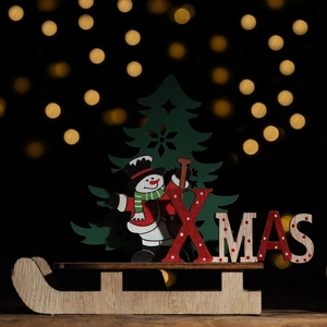 Handgefertigte Weihnachtsdeko aus Holz mit Schneemann und XMAS-Schriftzug für den Tisch