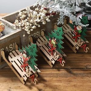 Drei hölzerne Weihnachtsschlitten-Deko mit Weihnachtsmann, Hirsch und Schneemann