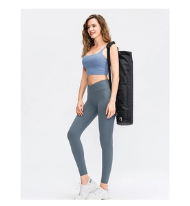Detalle de pantalones de yoga de talle alto con diseño cruzado en V y ajuste ceñido