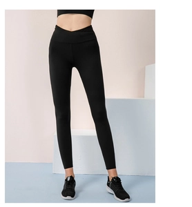 Detalle de leggings de yoga negros de talle alto con cintura cruzada en V y tejido mate