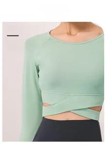 Détail du haut de yoga vert menthe avec un design unique d'ourlet croisé à la taille