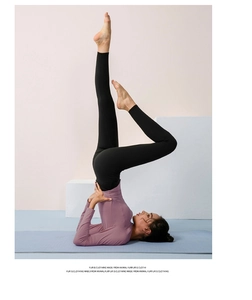 Detalle de mallas de yoga de cintura alta y top de manga larga en una pose de fitness