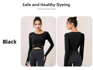 Détail du haut de yoga noir avec trous pour les pouces et design de taille croisée