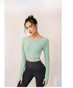 Détail du haut de yoga vert menthe avec ourlet croisé et passe-pouces fonctionnels