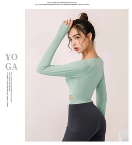 Détail du haut de yoga vert menthe et legging noir à taille haute avec poche latérale