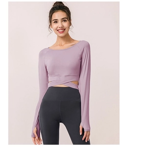 Détail du haut de yoga avec design croisé à la taille et passe-pouces pratiques