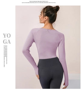 Détail du haut de yoga violet avec passe-pouces et leggings taille haute vus de dos