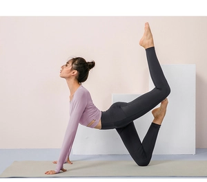 Détail du haut de yoga ajusté avec découpe latérale et legging de fitness taille haute