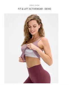 Detail van yoga tanktop met dunne bandjes en bijpassende roze legging met hoge taille