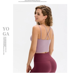 Detail van lavendel yoga top met kruislingse rug en bordeauxrode legging