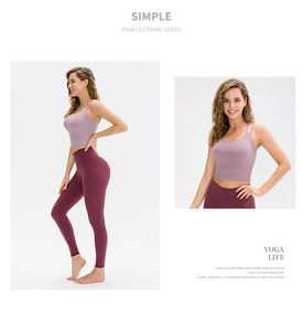 Detailweergave van de slim fit yoga tanktop met kruisbandjes en bordeauxrode legging