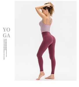 Detail van de yoga-bh met kruisrug en legging met hoge taille in lavendel en pruim