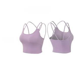 Detail achteraanzicht van paarse yoga tanktop met gekruiste dunne bandjes en elastische stof