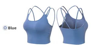 Blauwe sporttop met dunne bandjes en gekruiste rugdetail close-up weergave van het ontwerp