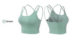 Detailopname van groene gekruiste bandjes en elastische stof op de yoga sporttop