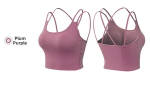 Detail van de pruimpaarse yoga-top met gekruiste bandjes en een naadloze gebreide stof
