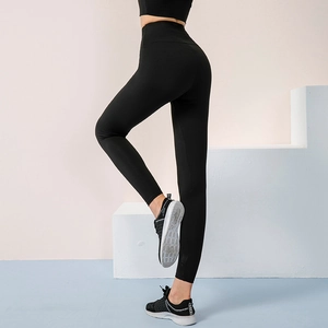 Conjunto de yoga de talle alto para mujer con top corto negro y leggings deportivos