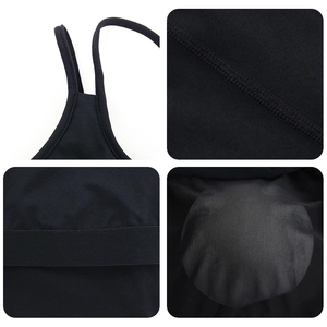 Detailweergave van dunne bandjes, stiksels en ademende meshvoering van de zwarte yoga top