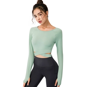 Ensemble de yoga femme vert menthe avec crop top croisé et manches à passe-pouces