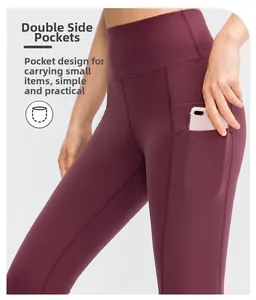 Primer plano de leggings de yoga granate con bolsillos laterales para guardar el móvil