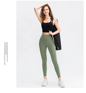 Detail van de olijfgroene yoga legging met hoge taille en stevige zijnaadstructuur