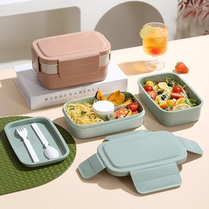 Fiambrera bento de doble capa con compartimentos y cubiertos en rosa y verde