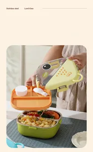Détail de la boîte à bento multicouche avec compartiments en inox et couvercles hermétiques