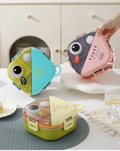 Détail de la boîte à bento en forme de poisson avec intérieur inox et boucles