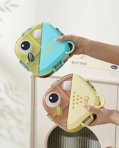 Détail des boîtes bento en forme de poisson avec poignées et compartiments