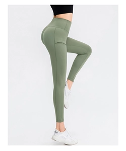 Detail van de zijzak van de yoga broek met hoge taille in zachte saliegroene stof