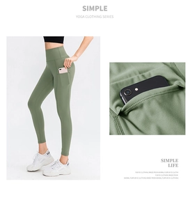 Detail van een yoga legging met hoge taille en een handige zijzak in saliegroen