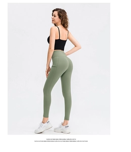 Detail van de olijfgroene yoga legging met hoge taille en corrigerende naden op de billen