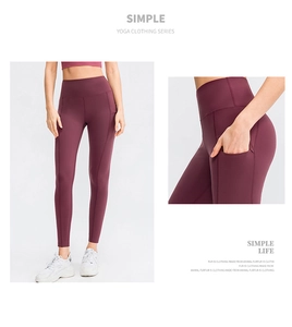 Detail van de bordeauxrode yoga broek met hoge taille en handige zijzak voor telefoon