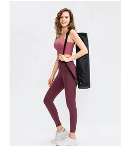 Detail van high-waisted yoga legging met zijzakken en racerback sportbeha-set