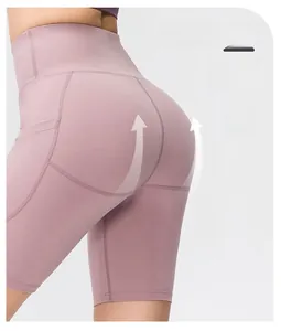 Dettaglio degli shorts da yoga a vita alta con tasca laterale e cucitura modellante