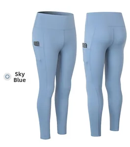Vista plana de leggings de yoga azul claro de talle alto con bolsillos laterales y costuras