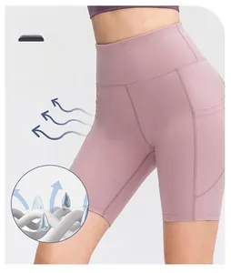 Dettaglio degli shorts da yoga a vita alta con tasca laterale e tessuto traspirante