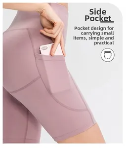 Dettaglio degli shorts da yoga a vita alta con tasche laterali funzionali per smartphone